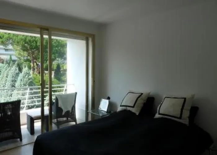 Lejlighed Two Bed In A Gated With Gardens In With Sea Views 865 Cannes