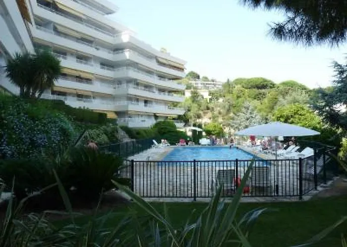 Two Bed In A Gated With Gardens In With Sea Views 865 Cannes